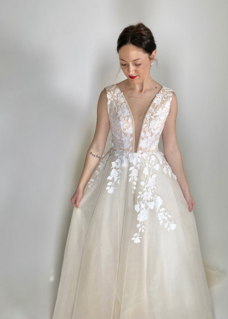 Broskvové svatební šaty s romantickou krajkou