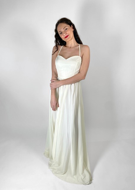 Jednoduché krémové šaty pro vílu