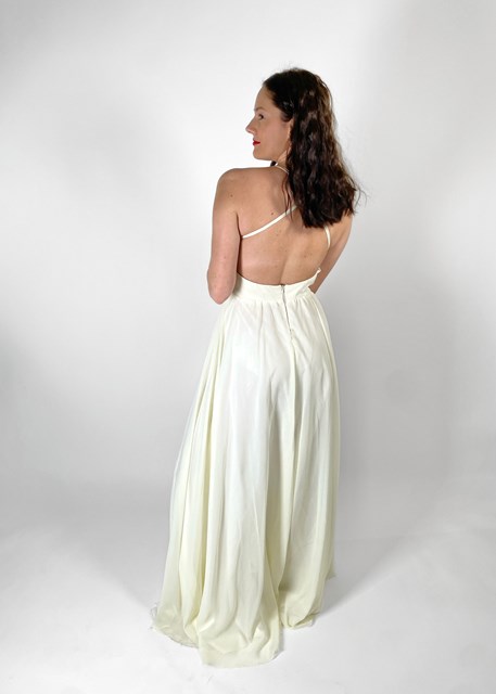 Jednoduché krémové šaty pro vílu