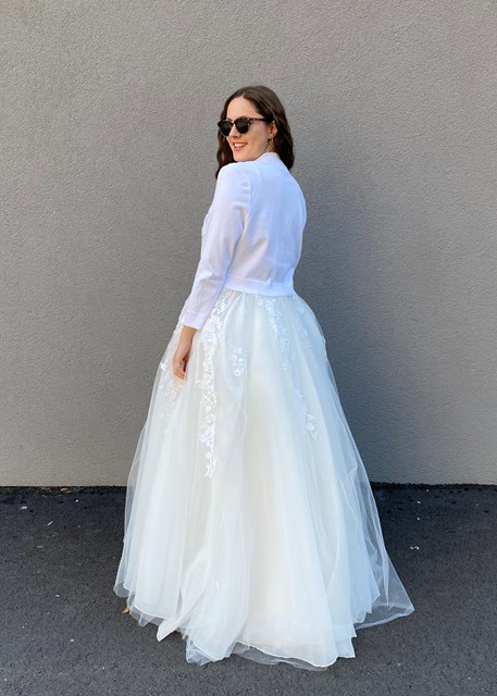 Bílý svatební svetřík