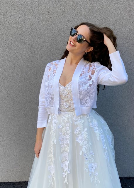 Bílý svatební svetřík