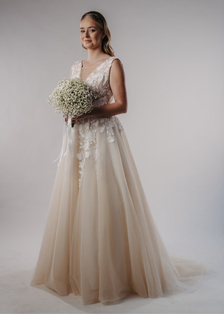 Broskvové svatební šaty s romantickou krajkou